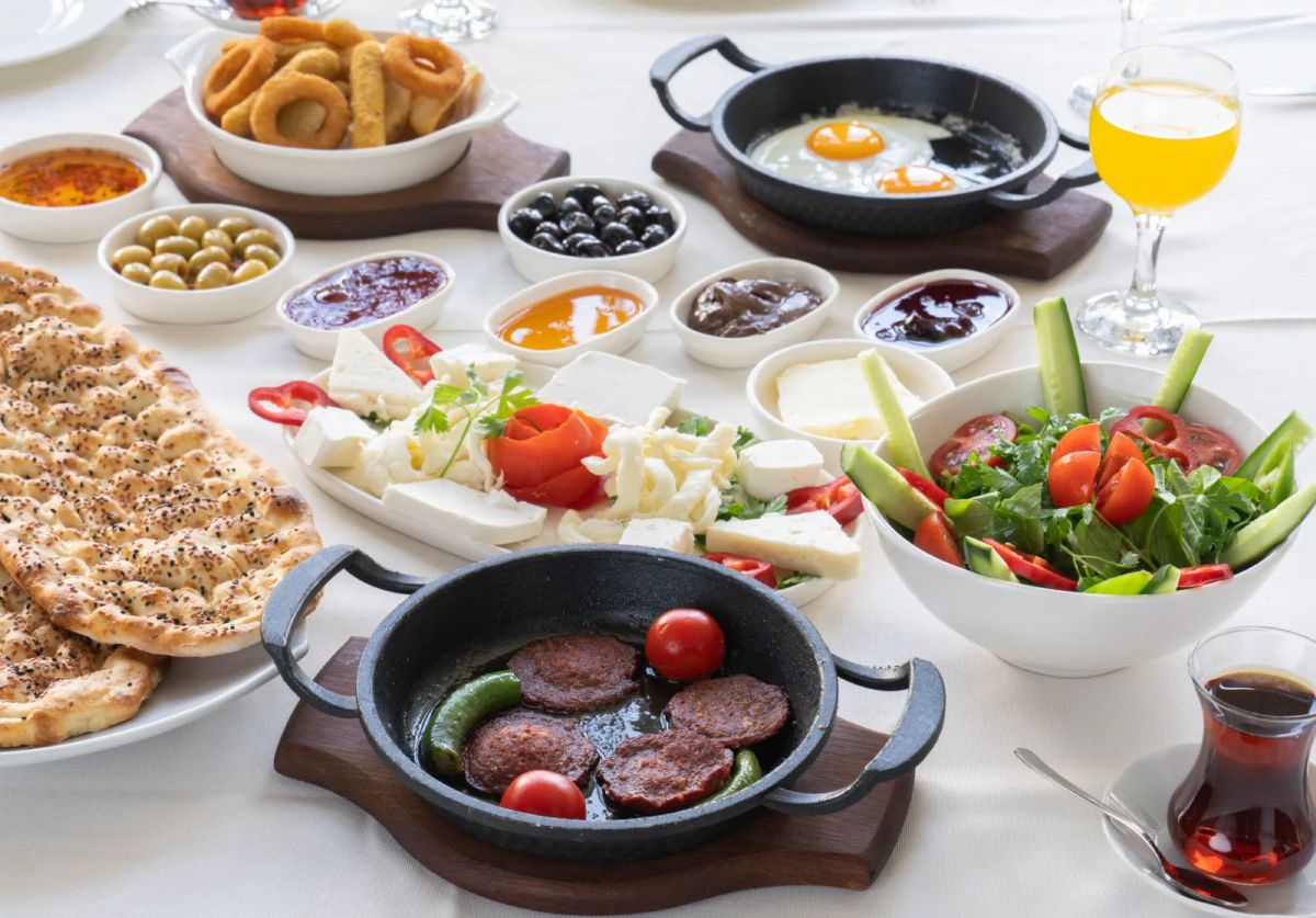 Gülhan Restoran serpme kahvaltı: sahanda yumurta, sucuk, peynir çeşitleri, ev reçelleri ve bal